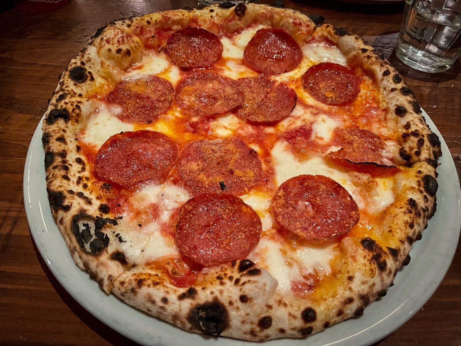 Diavola con salame piccante, cotta nel forno a legna