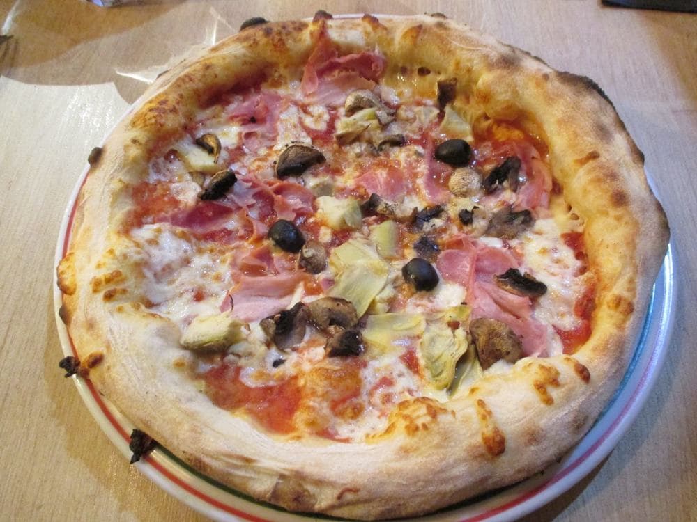 Capricciosa con prosciutto cotto, funghi, carciofini e olive