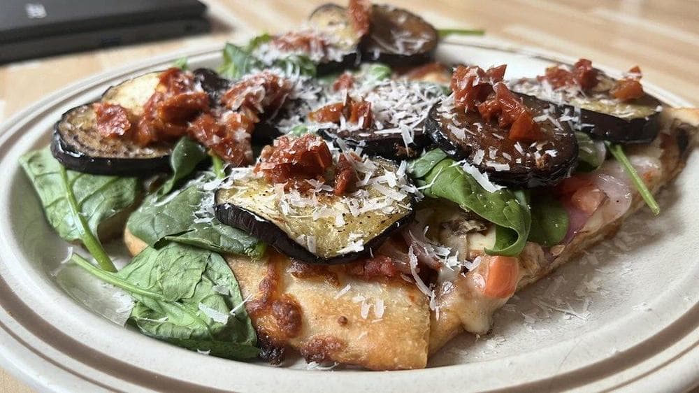 Pizza con melanzane, spinaci e pomodori secchi