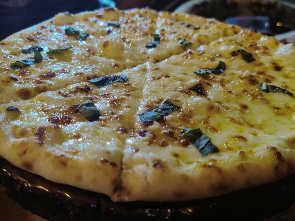 Pizza ai quattro formaggi appena sfornata