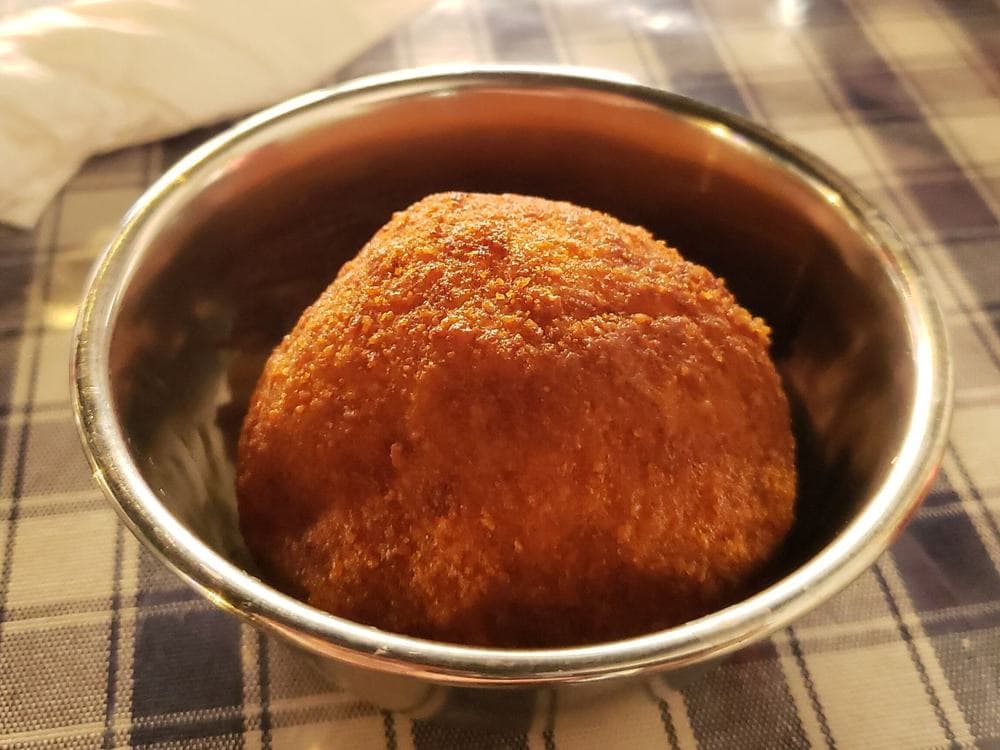 Una palla di riso fritta nella ciotolina, sulla tovaglia a quadri